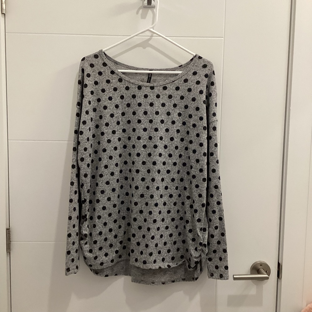 Edista Los Angeles gray with black polka dotted long sleeve top Size X-LARGE